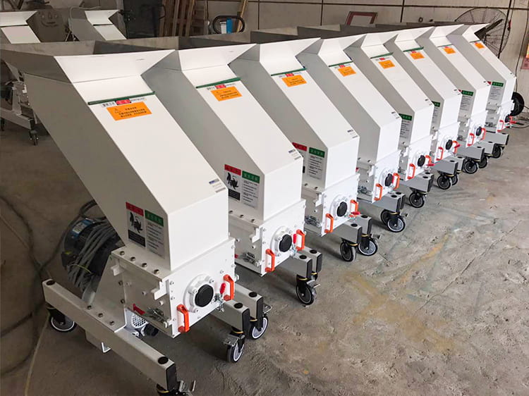 energy-saving plastic crusher beside injection machine