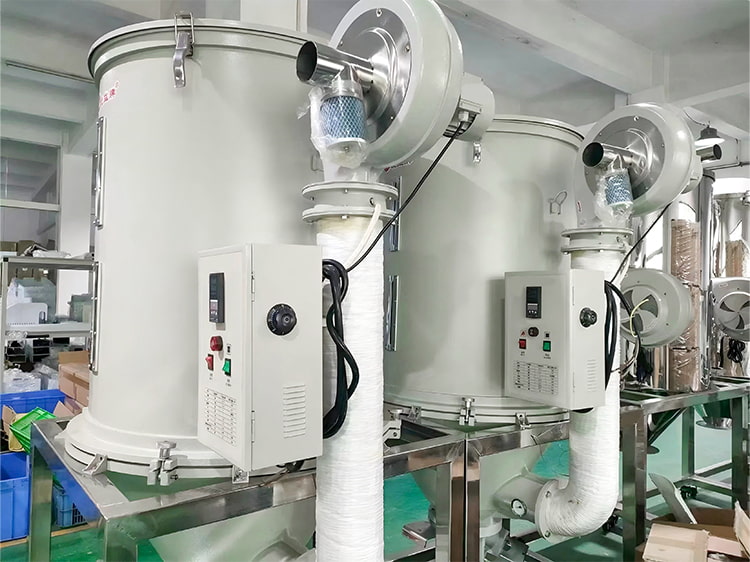 Plastic hopper dryers are essential equipment used in the plastics industry. They are mainly used to dry plastic granular raw materials before processing them in injection molding or blow molding operations. Excessive moisture content in plastic pellet raw materials will adversely affect the quality and performance of molded parts. Excessive moisture can cause bubbles, voids, surface defects, reduced mechanical strength, and poor surface finish in the final molded product. Therefore, manufacturers must dry plastic pellets to a specified moisture content before processing to achieve the desired molding effect.