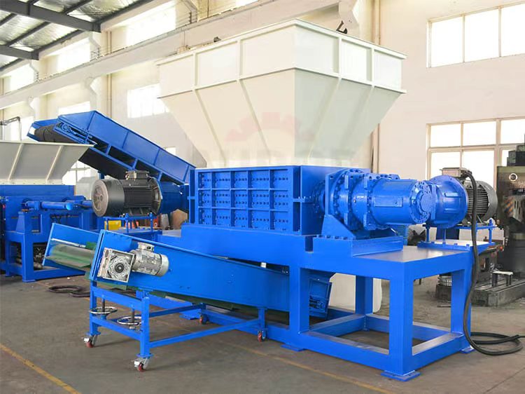 Featuring two counter-rotating shafts with interlocking hooks, these machines excel at high-torque shearing. They are the go-to for bulky waste, tires, and metal-contaminated plastics.